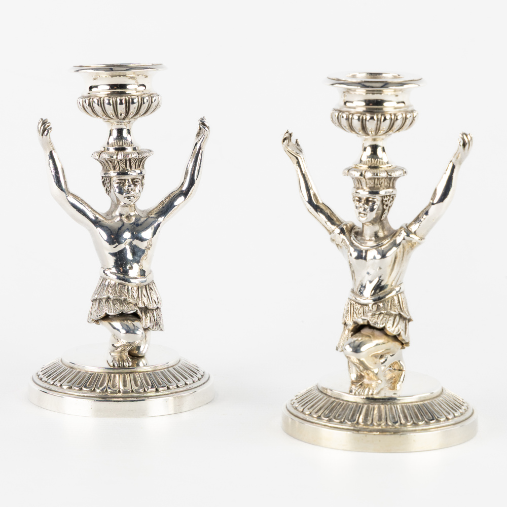 Een paar tafelkandelaars met 'Blackamoor' figuren, verzilverd metaal. 20ste eeuw. (L:8 x H:14.5 cm)